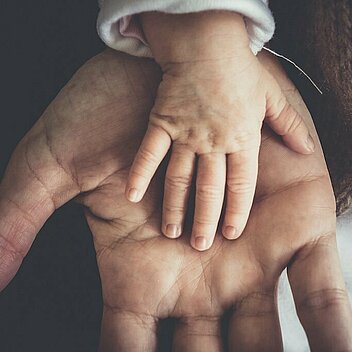 Babyhand in großer Hand, von Pixabay