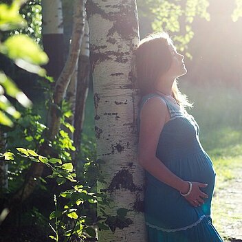 Schwangere lehnt an Baum, von Pixabay