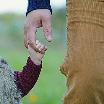 Kleinkind geht an Hand des Vaters, von Pixabay