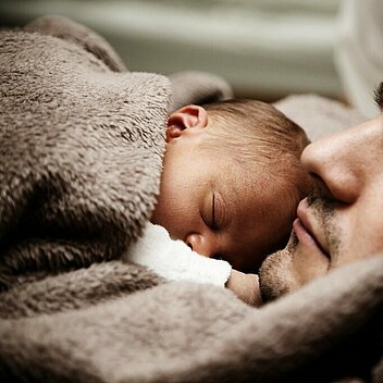 Baby und Vater, beide schlafend, von Pixabay